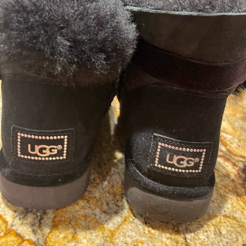 UGG Boots rhinestones & Crystal broach. Size 10. Very good pre-loved condition.